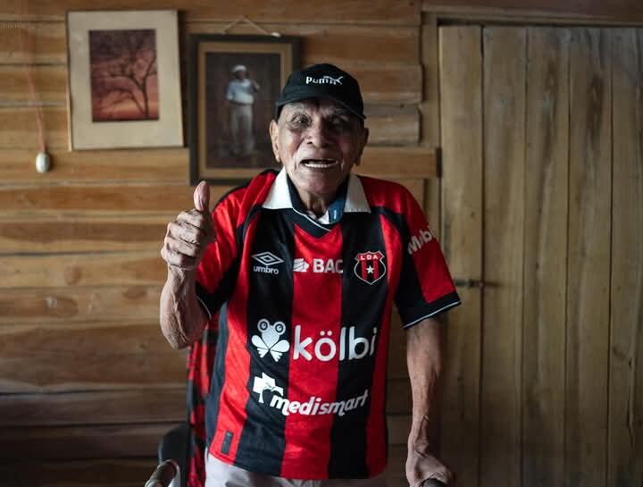 Don José Flores Flores, el hombre vivo de mayor edad en el planeta, está que no cabe de contento porque le regalaron lo que para él es un tesoro, la camiseta original de Liga Deportiva Alajuelense