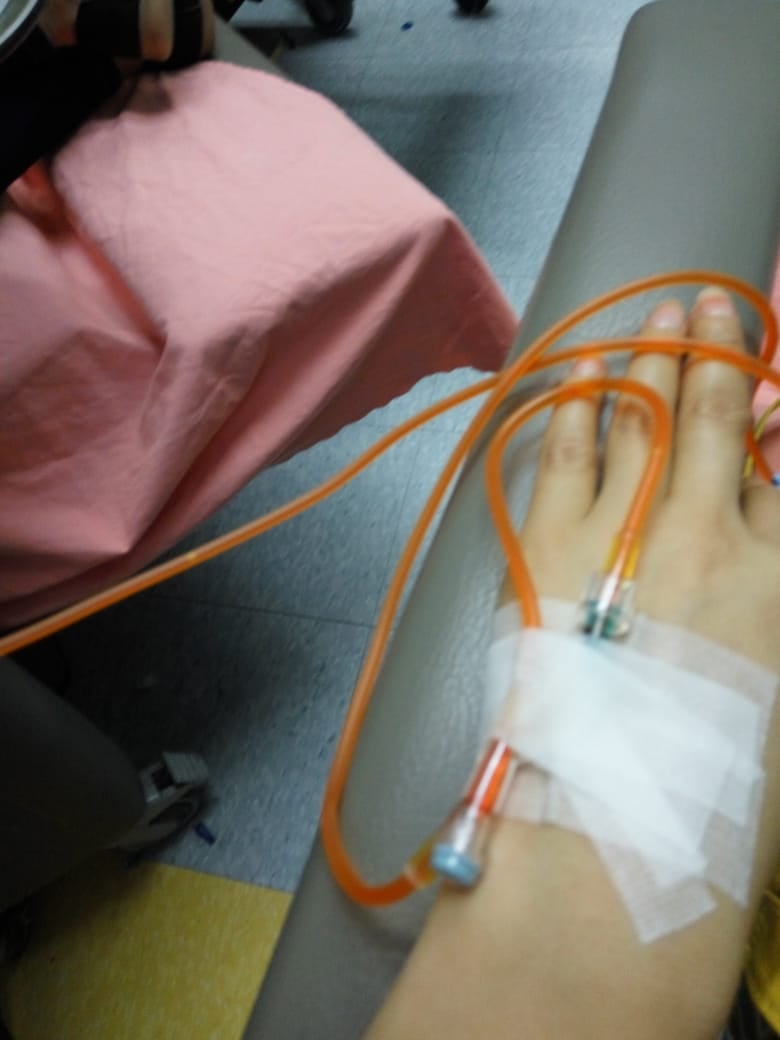 En el 2018 a doña María Picado, con 61 años, le detectaron cáncer de mama. Fue un golpe tremendo para la familia. La hija, María Esperanza Arana, la apoyó en todo momento, meses después a María Esperanza Arana también le confirmaron que tenía cáncer de mama, ella con 30 años.