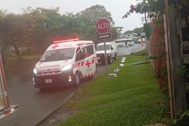 Emergencia en Santa Ana: familia queda atrapada dentro de una vivienda inundada