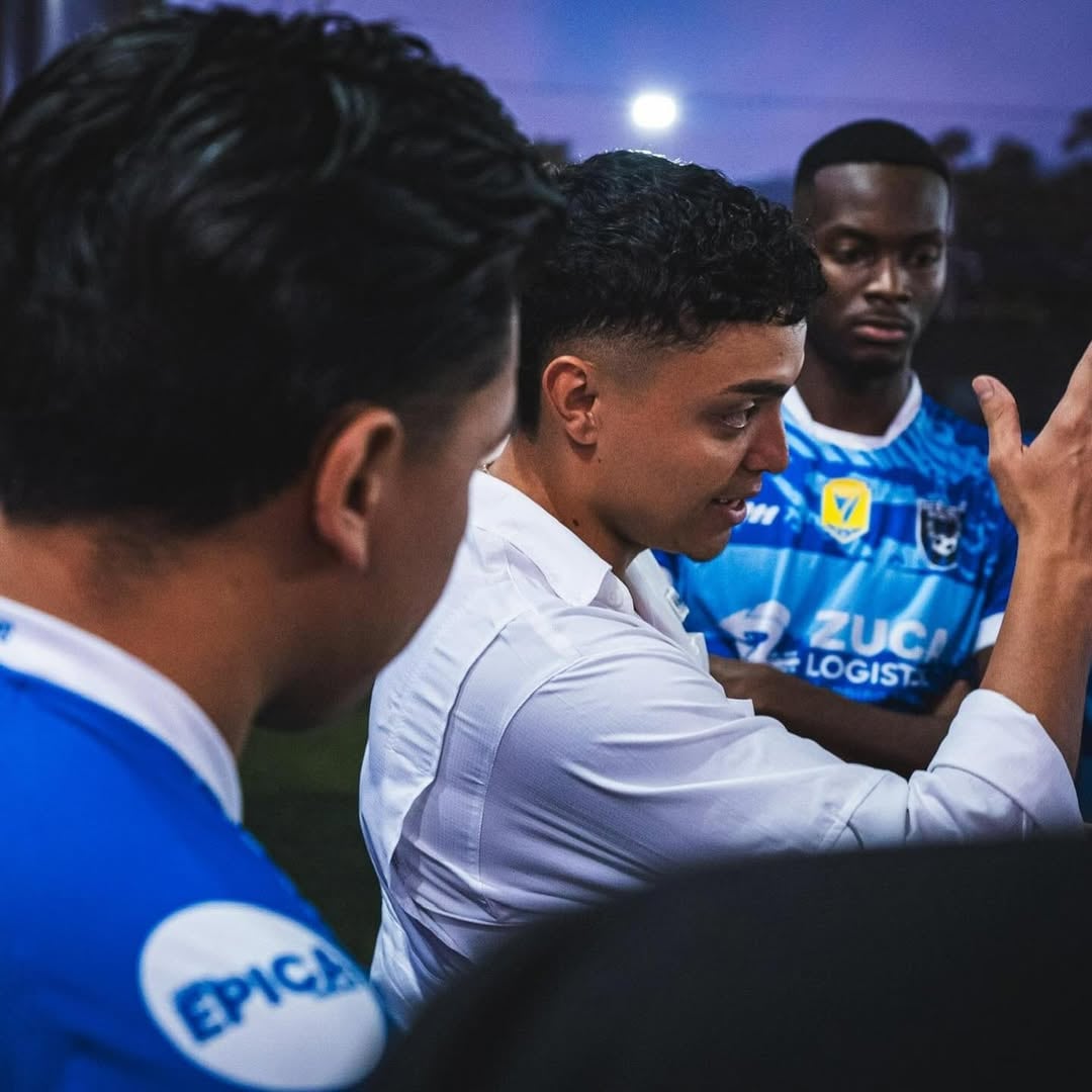 Marcos Escoe, nuevo delantero del Saprissa jugó en el News Boyz F.C., equipo que estaba a cargo del periodista Kevin Jiménez. Instagram News Boyz F.C.