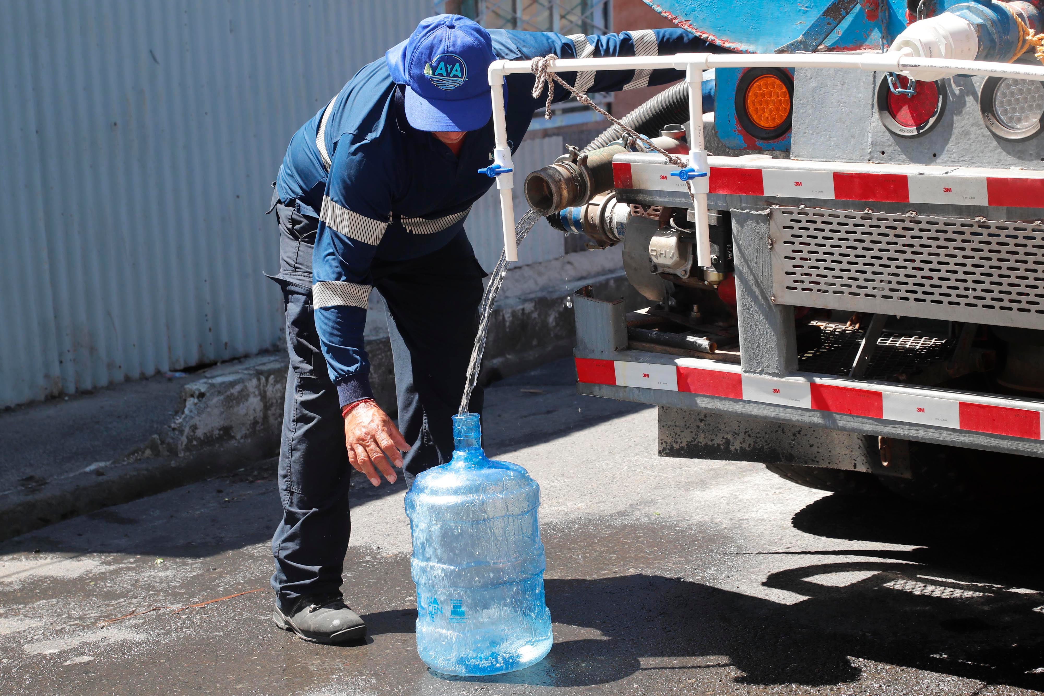 0/01/2024 Cinco Esquinas de Tibás, barrio San Gabriel Sur. Un camión cisterna contratado por Acueductos y Alcantarillados (AyA) repartió agua potable este martes por la mañana. Hombres, mujeres y niños de todas las edades se acercaron botellas, bidones, tarros y ollas para recoger agua ante la crisis que se vive por la contaminación del líquido con algún hidrocarburo hasta ahora desconocido. Foto: Rafael Pacheco Granados