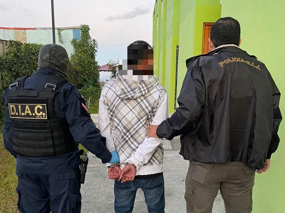 Dos jóvenes apellidados Jiménez y Cedeño, ambos de 25 años, fueron detenidos como sospechosos de tratar de matar a balazos a dos hombres que viajaban en una motocicleta.
