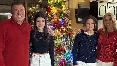 Estas fotos que subió a redes sociales la periodista Fabiola Herra junto a sus hijas y el doctor Rodrigo Marín, realmente hasta huelen a queque