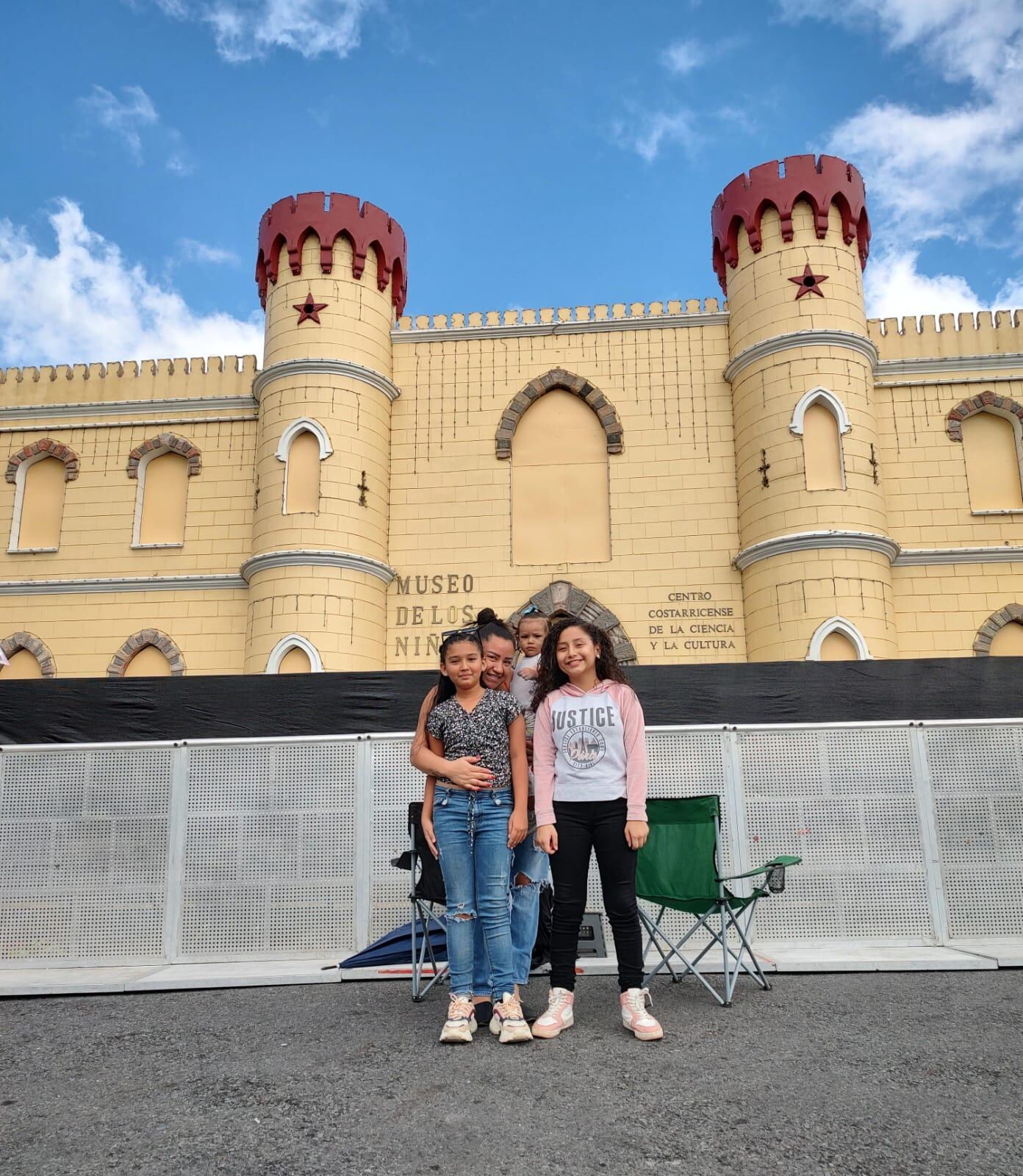 Estas vecinas de Alajuela madrugaron para encontrar buen campo. (Cortesía)