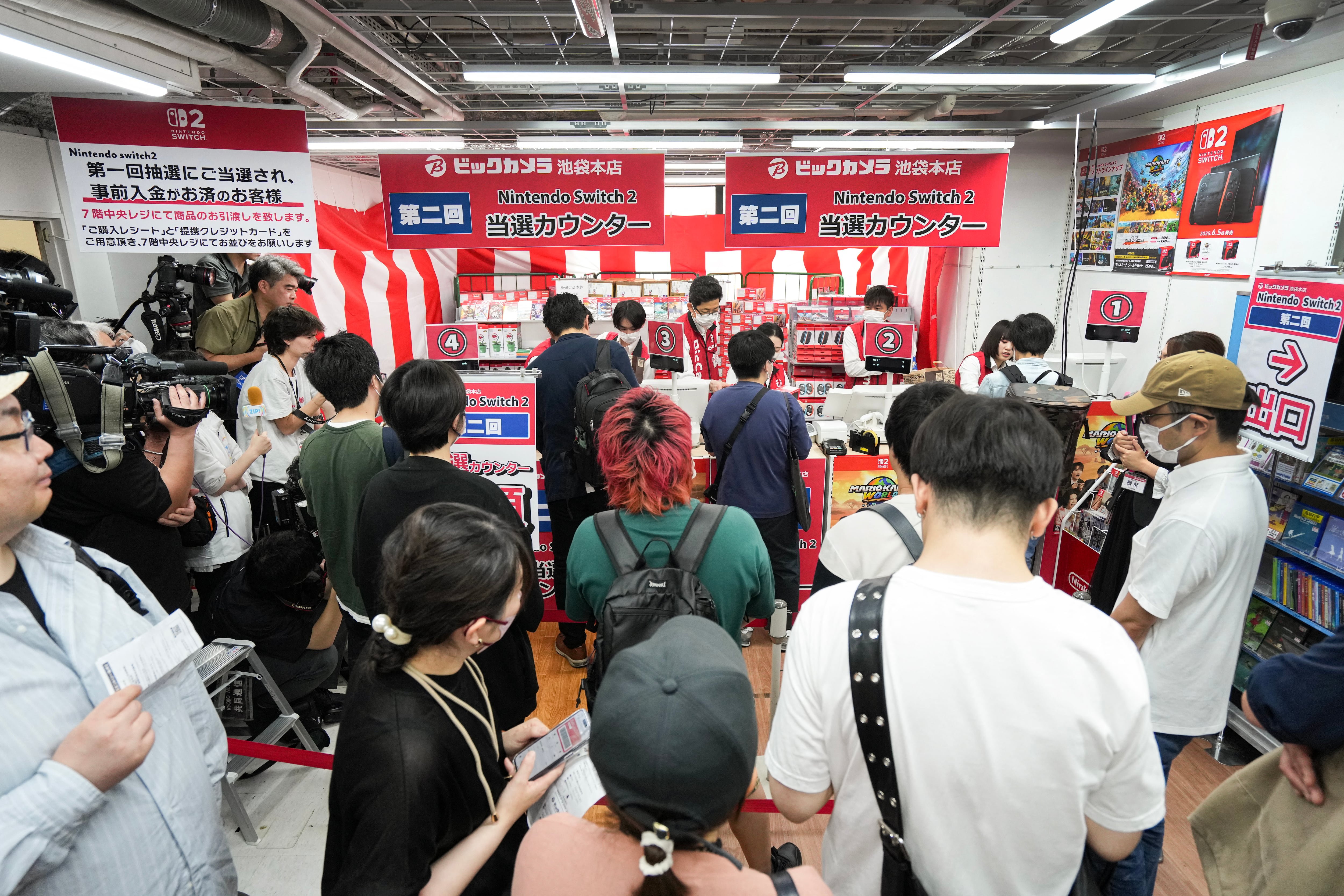 Clientes en fila para comprar la Nintendo Switch 2 en una tienda de electrónica de Tokio este 5 de junio de 2025. Fotografía: