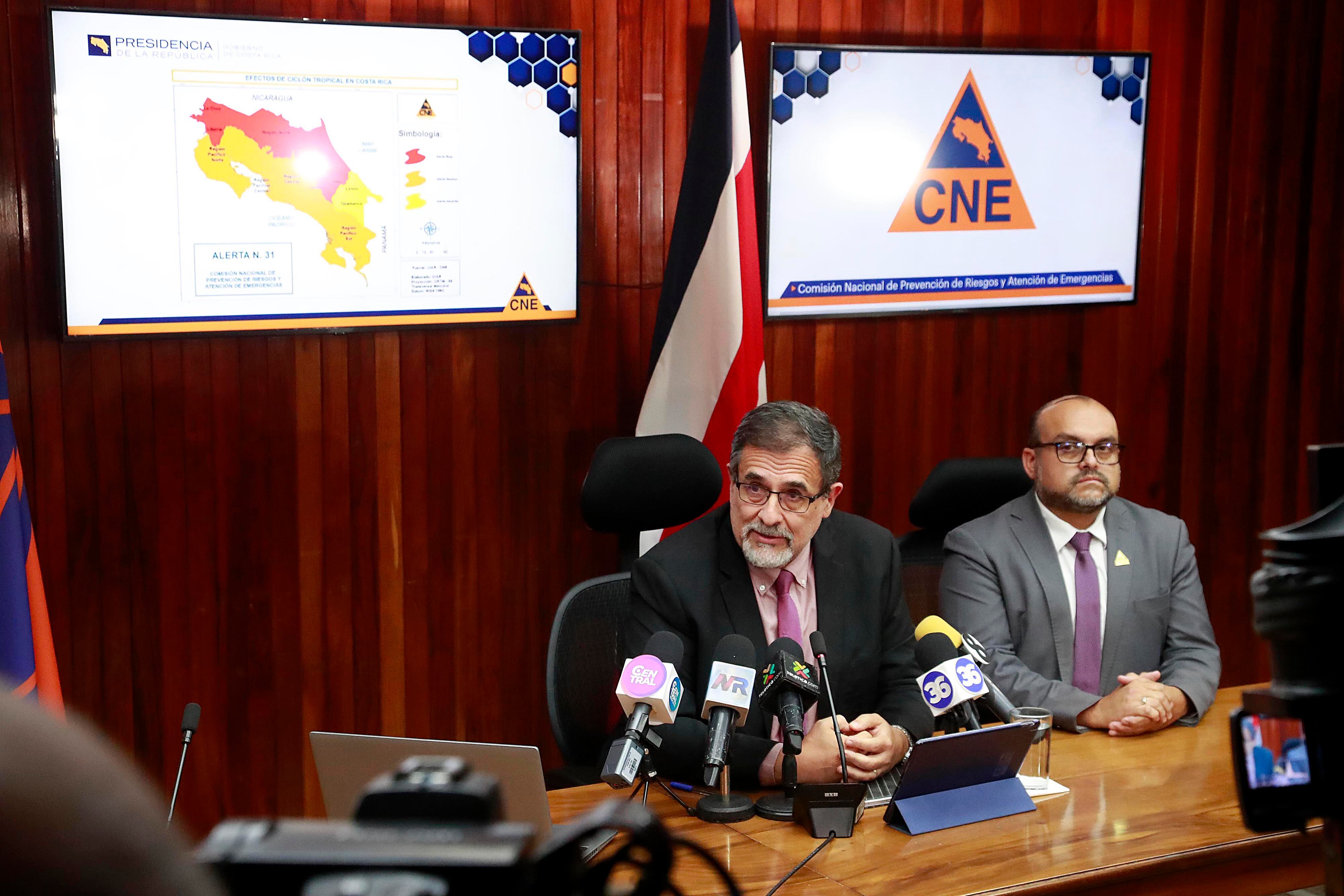 14/04/2024 Pavas. Conferencia de prensa en la Comsión Nacional de Emergencias (CNE) para referirse a situación del aeropuerto Daniel Oduber, en Liberia. Eduardo Mora Castro y Alejandro Picado Eduarte, presidente de la CNE. Foto: Rafael Pacheco Granados