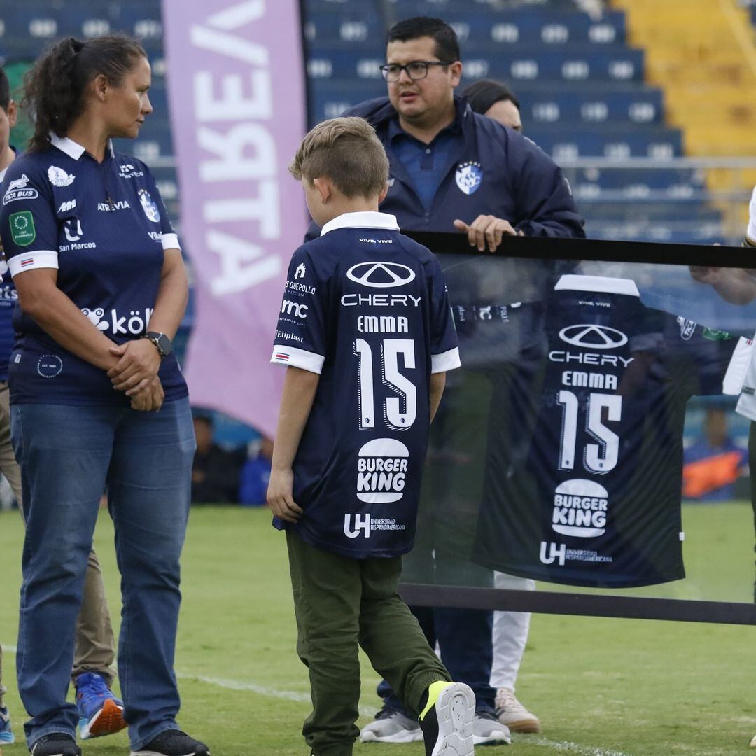 Cartaginés le dio a la familia de Emanuel Hidalgo una camisa enmarcada con su número y le dedicó el juego ante Santa Ana. Foto: Prensa Cartaginés.