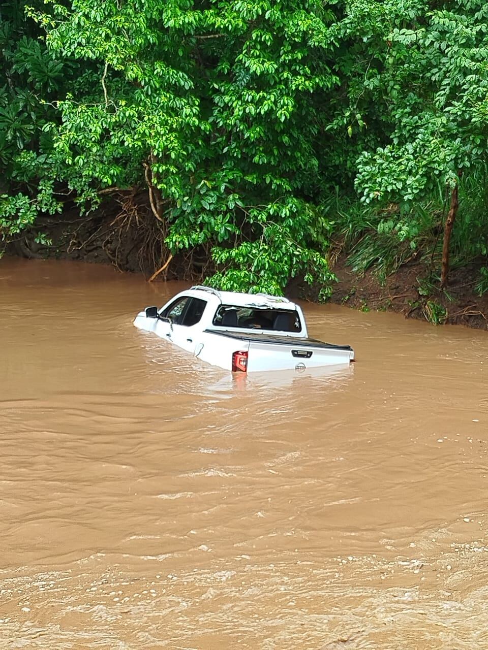 Las lluvias de las últimas horas dejaron este carro, prácticamente, bajo el agua en el sector de Lepanto, en Puntarenas.