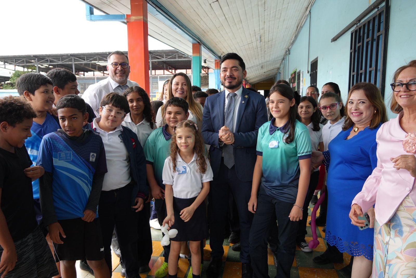 La mañana de este viernes 29 de mayo, el ministro de Educación Pública, Leonardo Sánchez Hernández, participó en la jornada electoral estudiantil de la Escuela Naciones Unidas, en San José, donde se ejerce el voto electrónico.