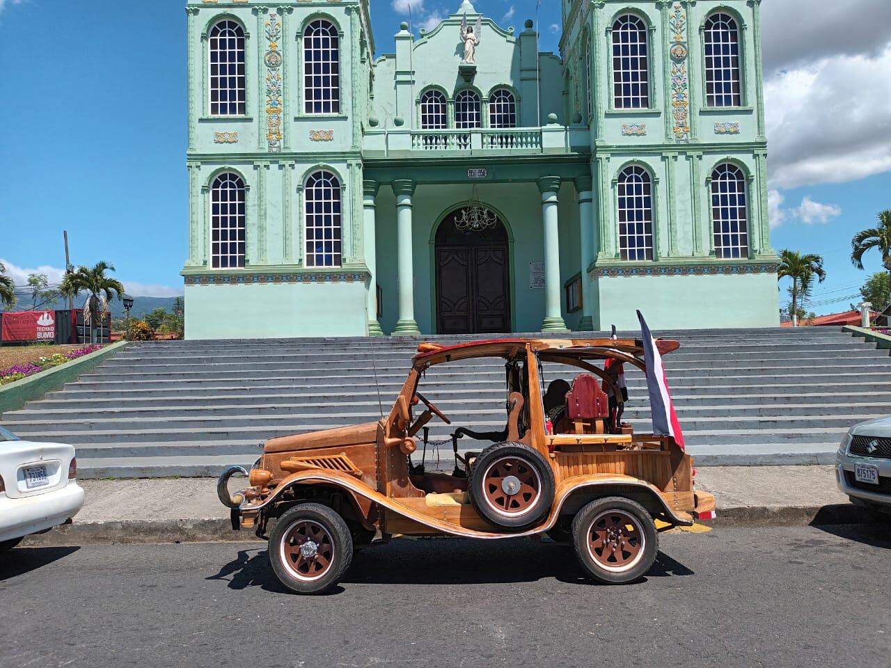 Don Melvin Cerdas Masís siendo niño siempre tuvo un sueño. Un sueño de esos que la vida le deja a uno guardado en el corazón como una semillita. Ya adulto él se encargó de hacer germinar esa semillita en forma de madera, martillo y pura pasión