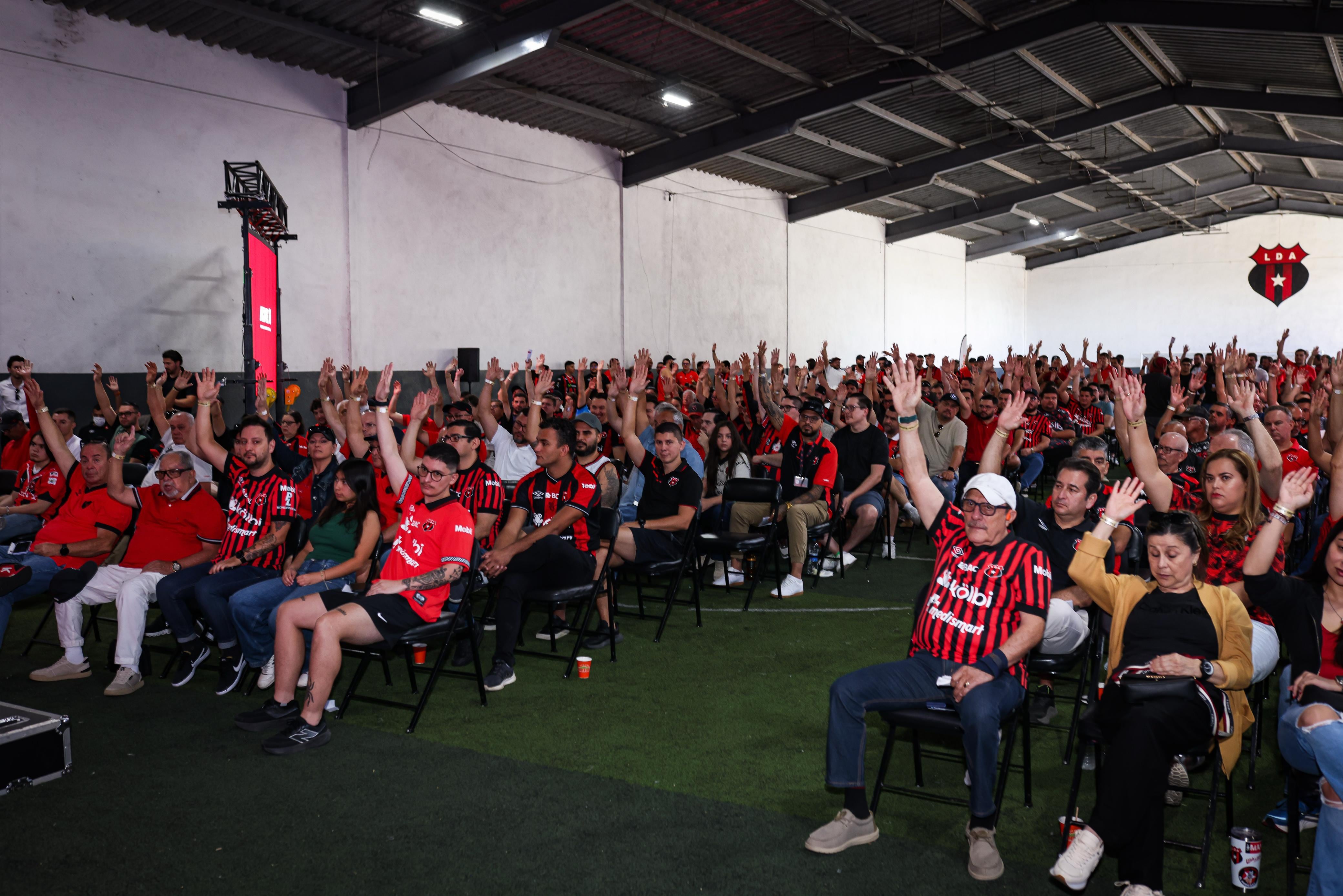 Una importante cantidad de asociados de Liga Deportiva Alajuelense acudieron a la asamblea general ordinaria y extraordinaria que efectuó este 31 de enero.