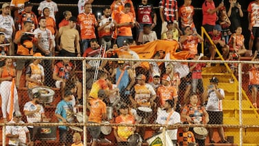 Un fortísimo rayo mandó a Puntarenas y al Cartaginés a los camerinos. Definen nueva hora del partido