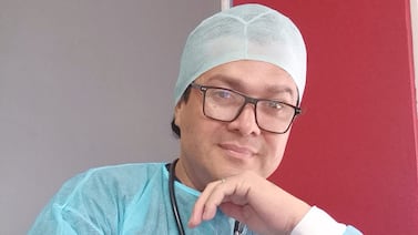 Nicaragüense es auxiliar de enfermería entre semana, los sábados estilista y los domingos no van a creer lo que hace
