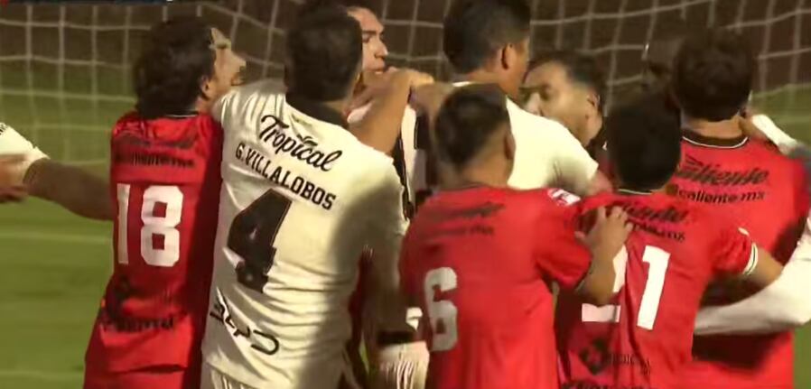 Alajuelense y Tlaxcala armaron tremendo bochinche en pleno partido.