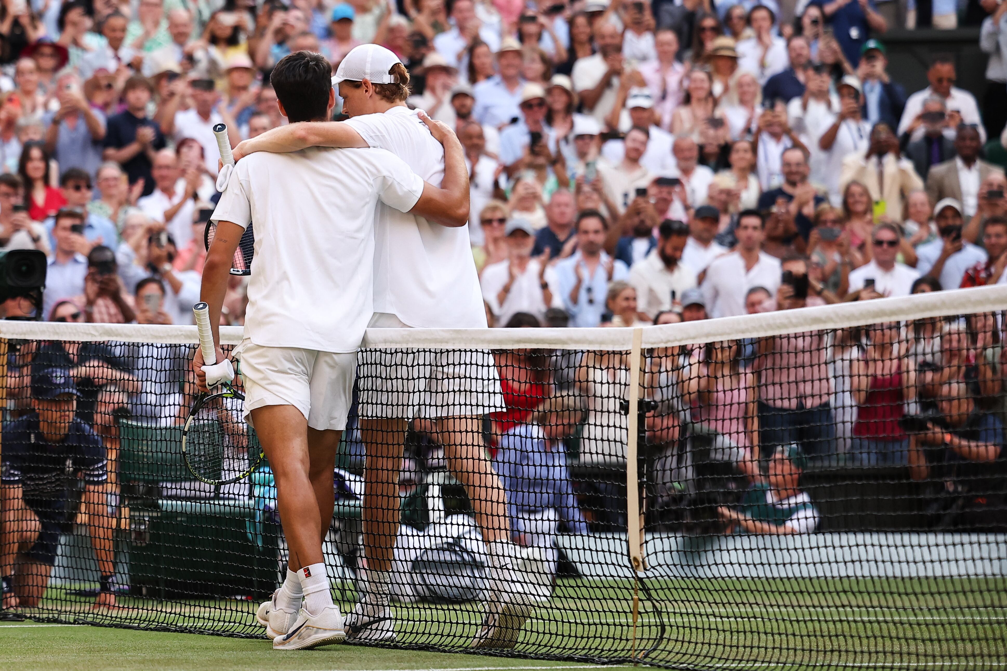 El italiano Jannik Sinner (der.) saluda al español Carlos Alcaraz tras ganar la final