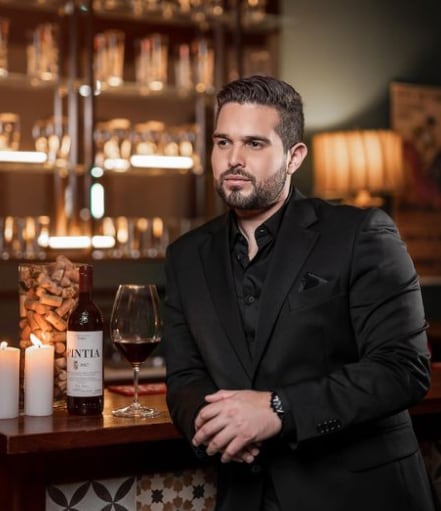 El cantante costarricense Eduardo Aguirre interpreta en su repertorio de conciertos los éxitos de Luis Miguel.