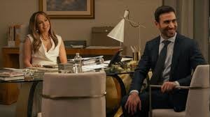 Jennifer López en la película Turbulencia en la oficina, donde el actor costarricense Johnny Castro tuvo una pequeña participación.