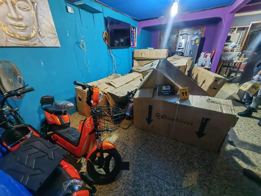 Las 38 bicimotos robadas estaban escondidas dentro de una casa.