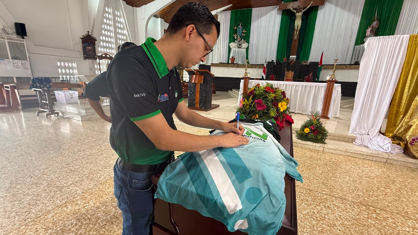 Funeral de Wilfredo Pizarro, comunicador asesinado en Guanacaste. Foto Guana Noticias.