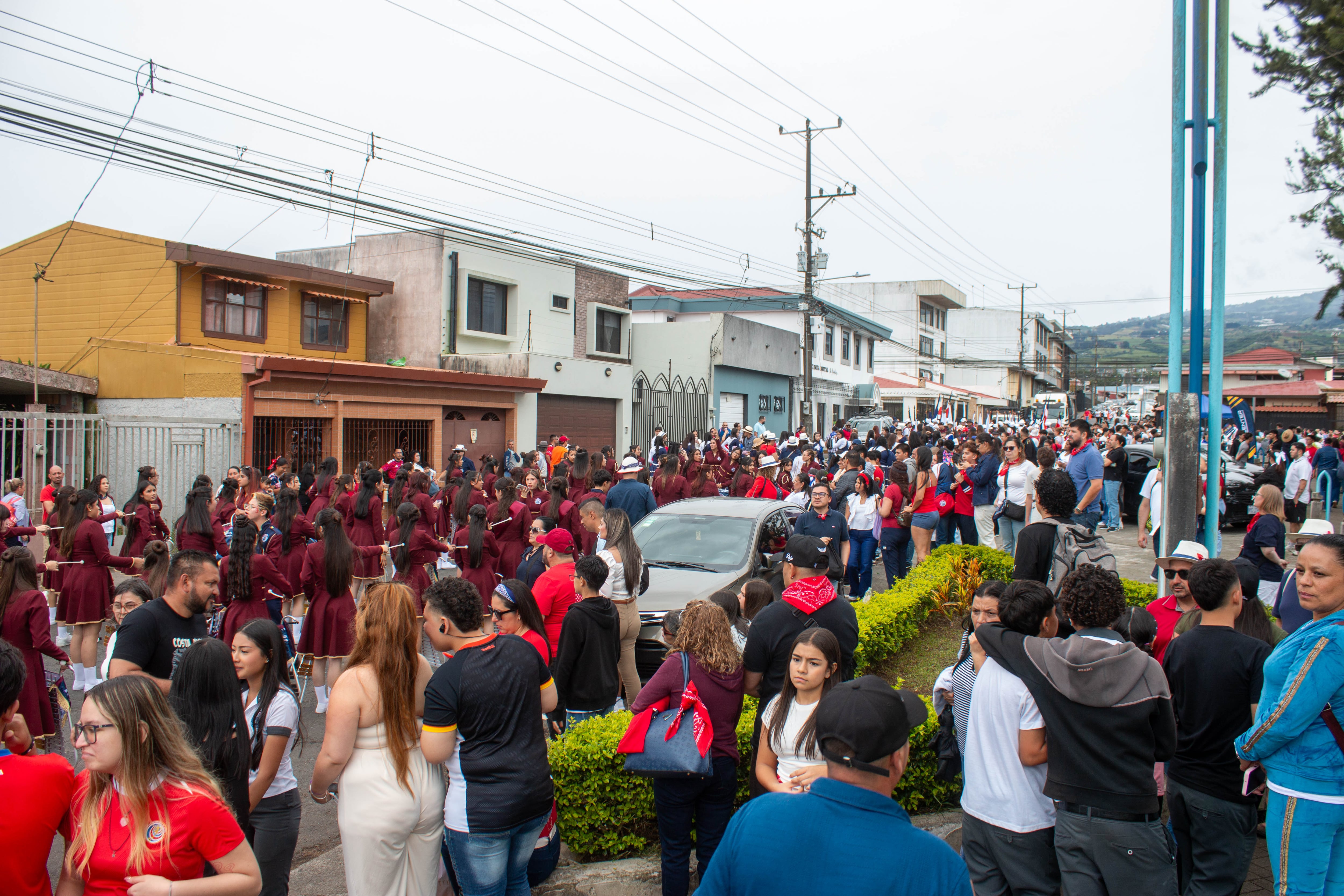 Las calles de la vieja metrópoli se encontraban abarrotadas de estudiantes y espectadores. Foto: Juan Pablo Garita