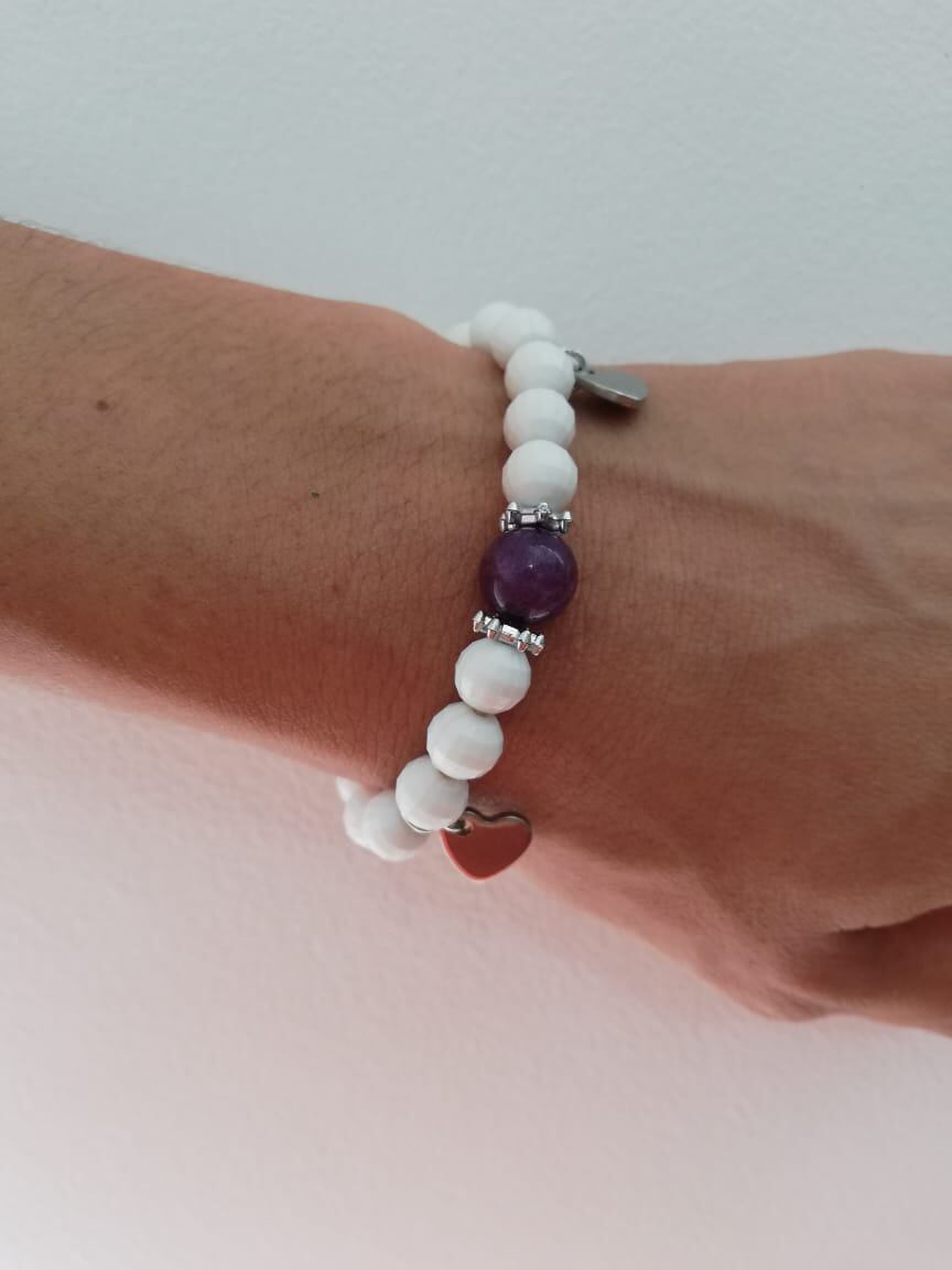 Kimberly Chacón Rodríguez e Itzel Segura Segura crearon la pymes Pulseras con propósito