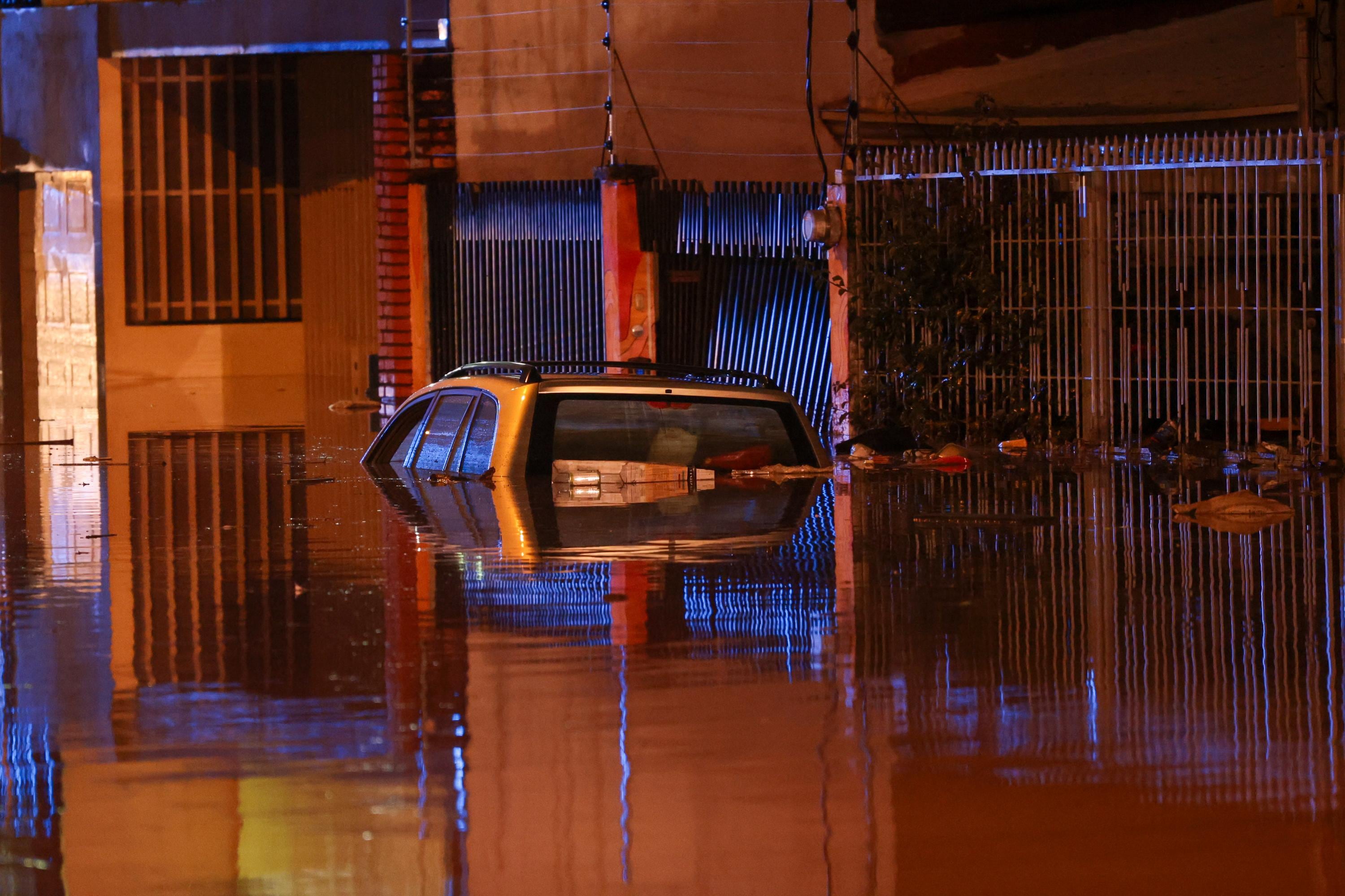 Vehículos bajo el agua tras inundaciones en Barrio Dent.