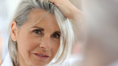 Cuidados para lucir las canas con estilo