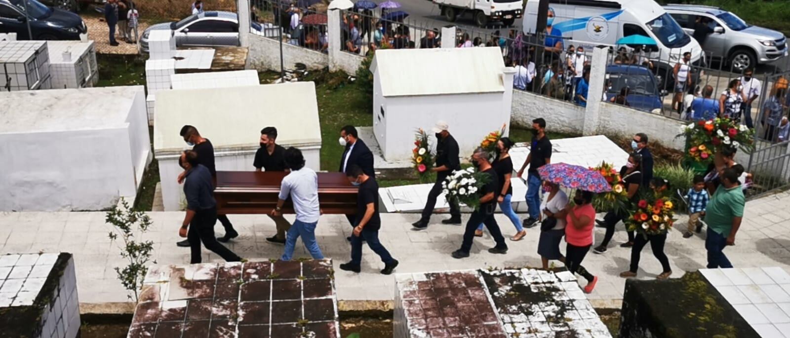 Funeral de funcionarios del hospital de San Vito fallecidas en vuelvo de ambulancia. Foto cortesía San Vito Televisión.