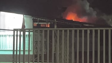 Bomberos en alerta por incendio en liceo de Pococí