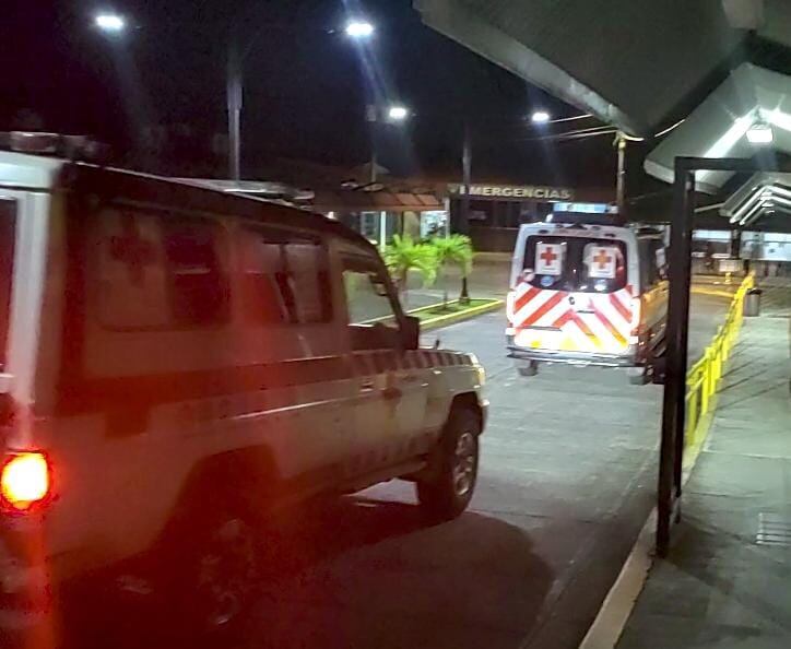 Según información preliminar, dentro de la vivienda hubo una riña entre varias personas y un hombre sacó un machete amenazó a ambos.