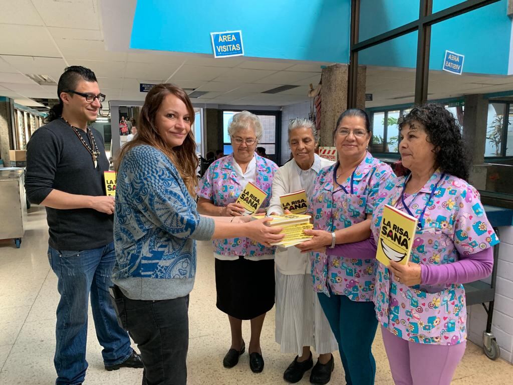 Los escritores Evelyn Ugalde y Óscar Brenes llegaron hasta los salones de internamiento para leer sus propios cuentos