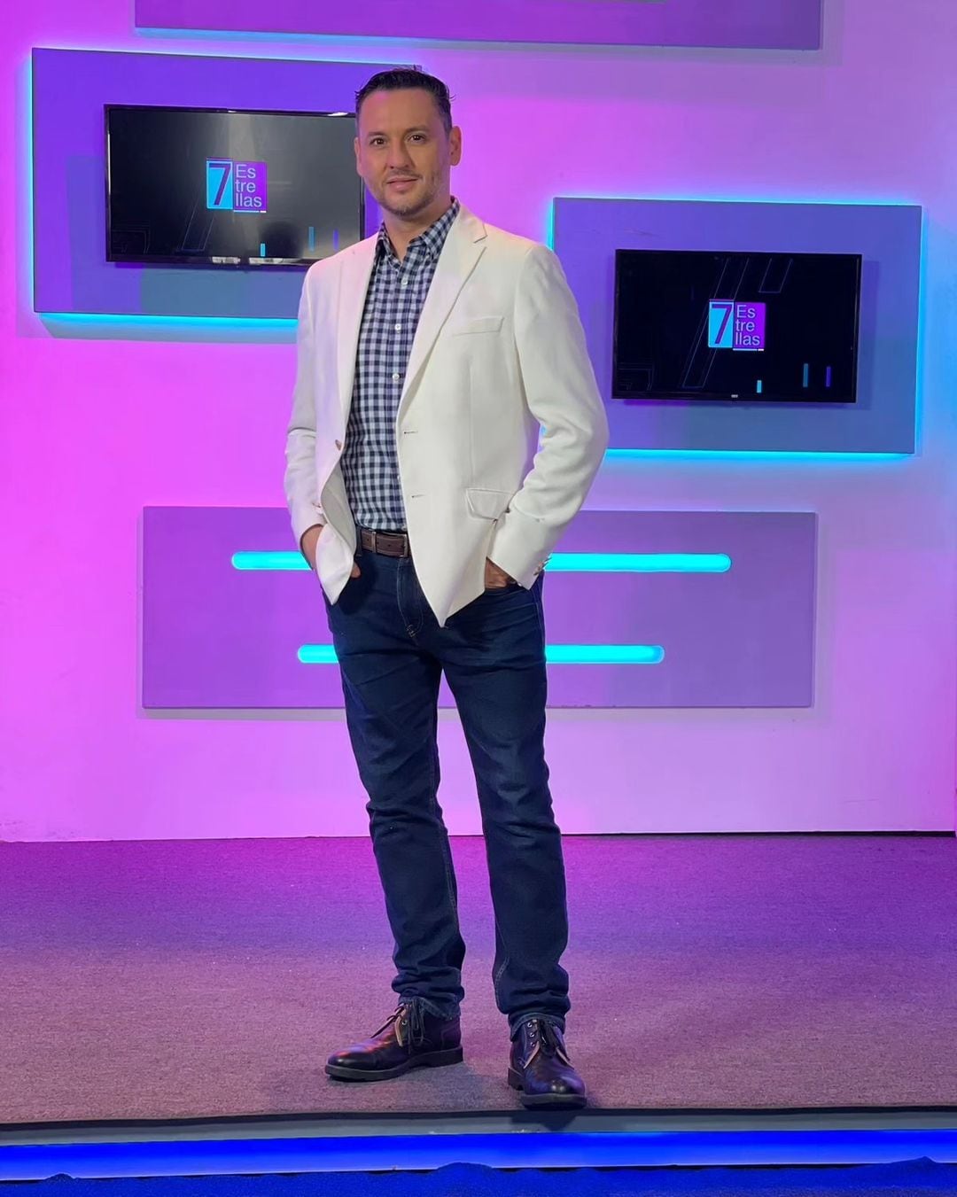 Wálter Campos, presentador de canal 7.