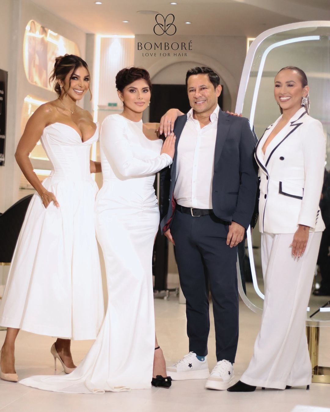 Jalé Berahimi en la apertura de su nuevo y controversial salón de belleza.