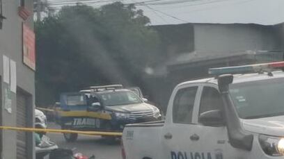 Una mujer de entre 45 años a 55 años murió luego de que en apariencia fue víctima de un atropello, esta situación ocurrió en la orilla de la carretera, justamente en la entrada a Alajuelita, San José. Foto: Tomada de Esmar TV CR
