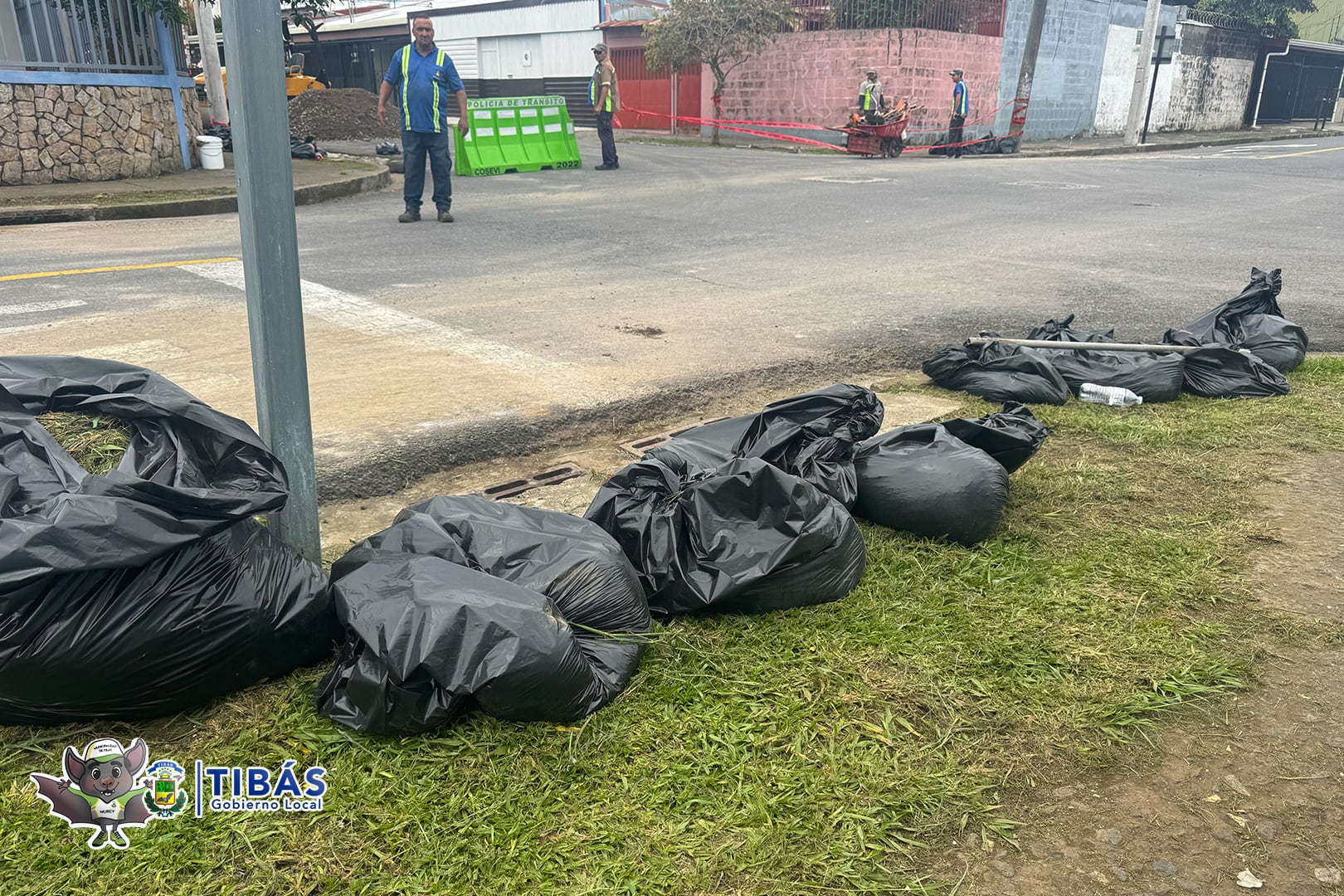 Vea la impresionante cantidad de basura que sacaron de la tubería.