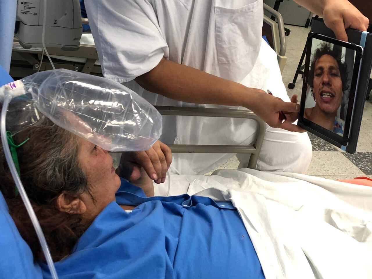 Hospital San Vicente de Paúl usa tabletas para que internados se comuniquen con familiares