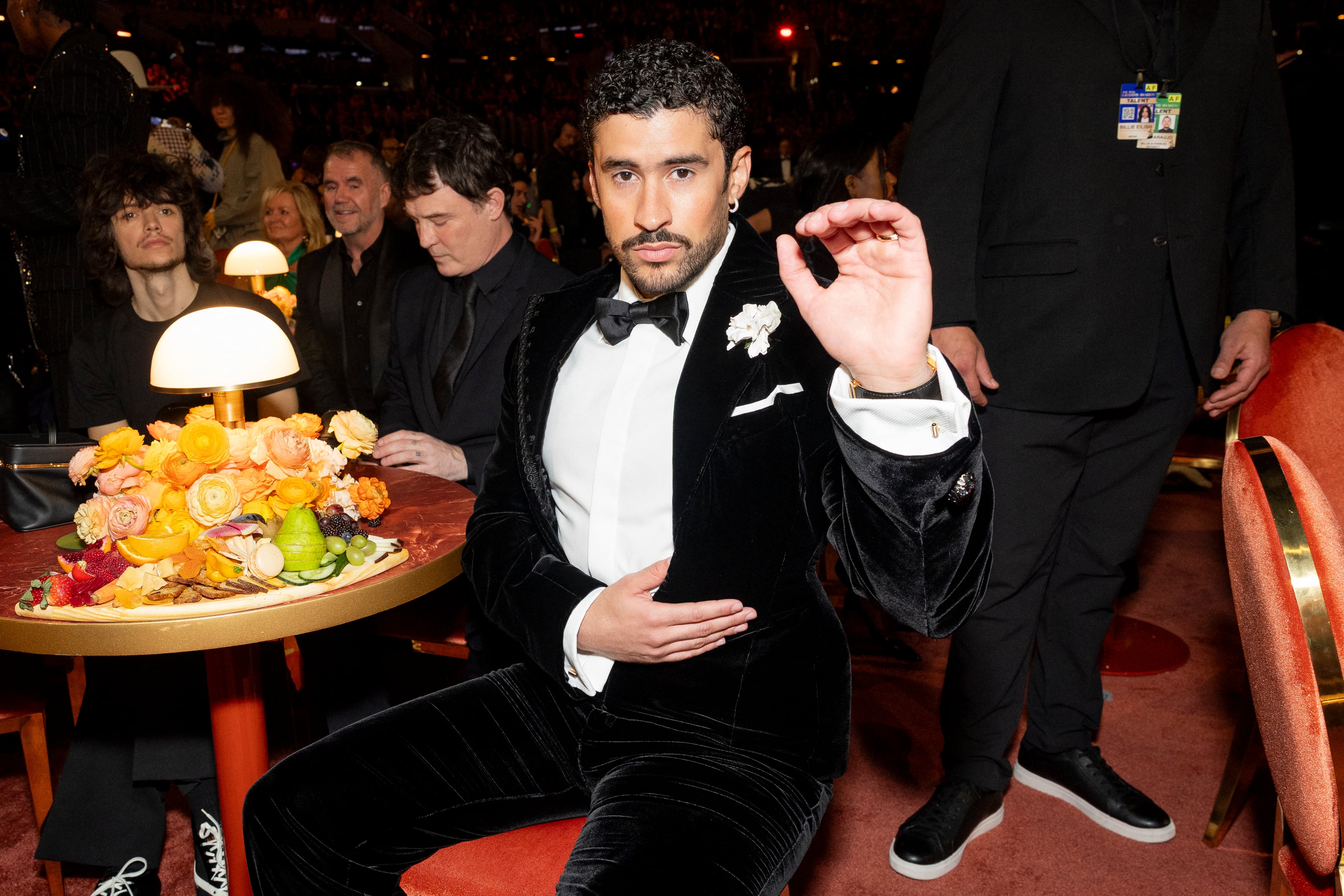 Bad Bunny asiste aquí a la ceremonia de entrega de los pasados premios Grammy; el puertorriqueño será figura en el Super Bowl de la NFL.