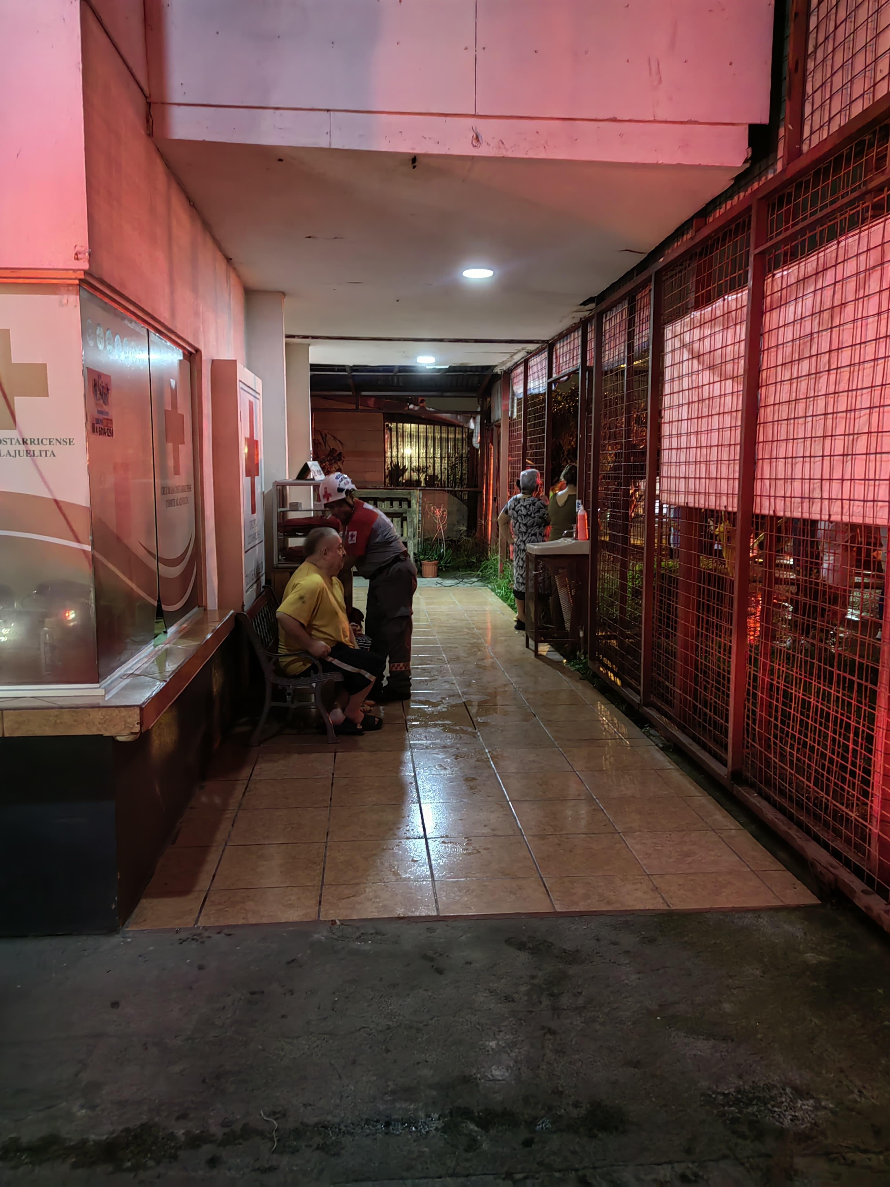 Las llamas ya habrían alcanzado tres viviendas.