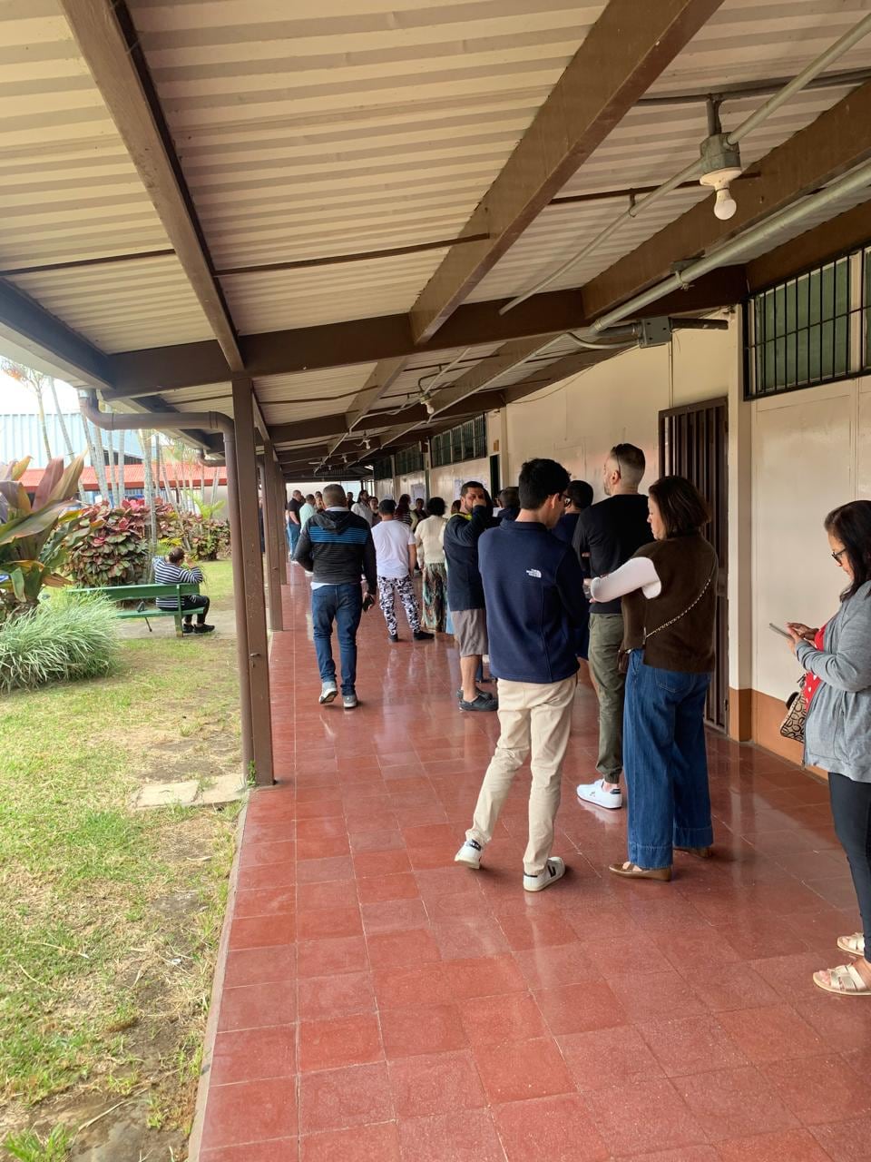 En la escuela José Rafael Araya Rojas en Tibás, la afluencia de votantes es mucha.