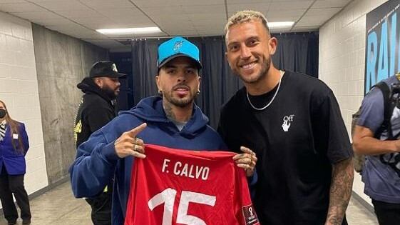 Francisco Calvo y el cantante Rauw Alejandro. Instagram.