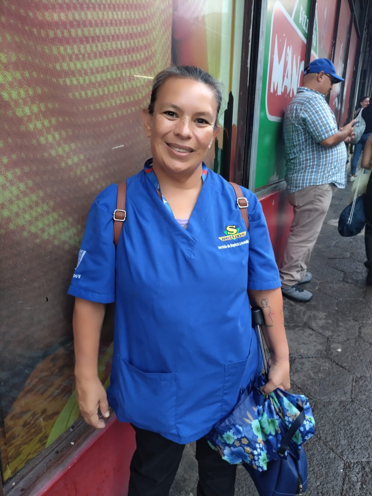 Ileana Gómez está preocupada porque tendrá que sacar una gran cantidad de dinero para ir a trabajar, debido al aumento en los pasajes de las rutas de San Pedro. Yenci Aguilar.