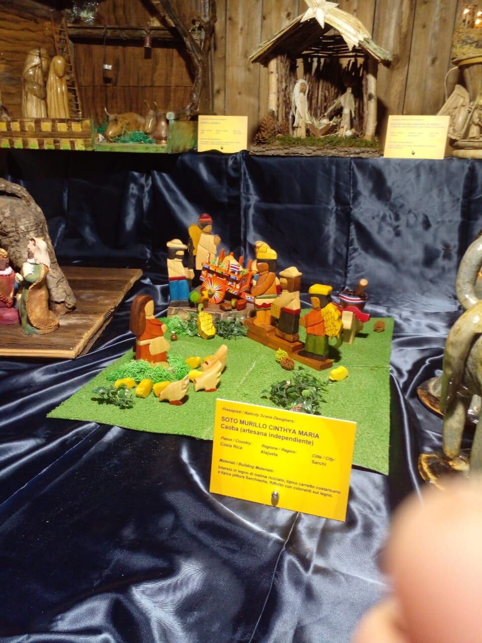 En el puro corazón y las raíces de Sarchí la artesana, Cinthya Soto Murillo, fabricó un pasito muy, pero muy a la tica el cual se exhibe en el puro corazón del Vaticano desde el pasado 8 de diciembre.