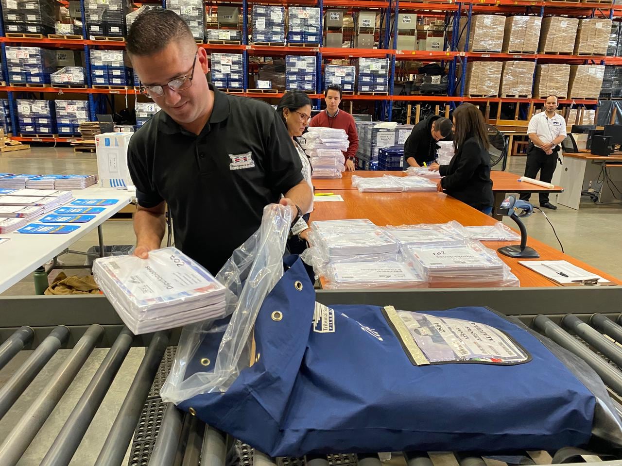 El Tribunal Supremo de Elecciones (TSE) inició oficialmente el empaque del material electoral que se usará en las elecciones nacionales del próximo 1 de febrero y que llegará a 7.154 juntas receptoras de votos (JRV) en todo el país.