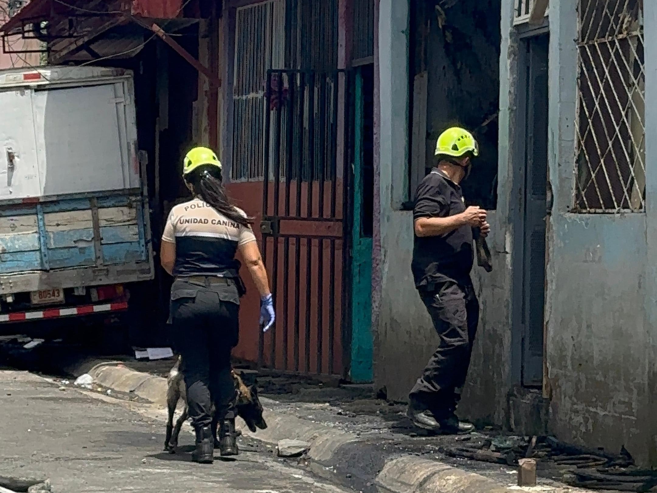 Eithan Pérez Monge, de unos 14 años, quedó atrapado junto a su papá, Eduardo Pérez Badilla