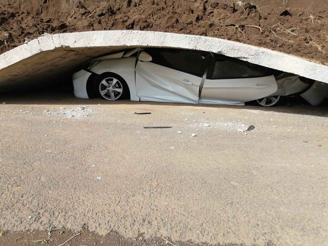 Muro aplasta carro en San Antonio de Coronado. Foto cortesía.