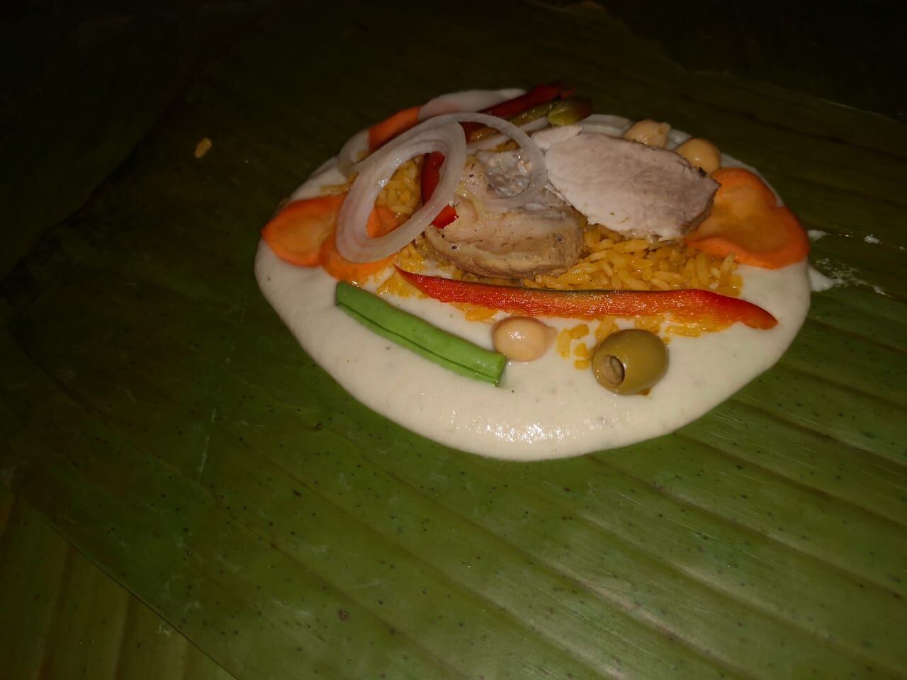 Doña Rebeca Ramírez siempre hacía unas 150 piñas de tamales, este 2020 si acaso hará 50. Sus hijos Johel Quesada Ramírez y Sidney Sequeira Ramírez, así como la nieta Valentina Sequeira, la acompañan en la tradición