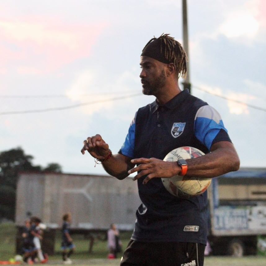 Patrick trabaja como entrenador de porteros en la academia Fútbol Consultants Edson Soto. Facebook FC.