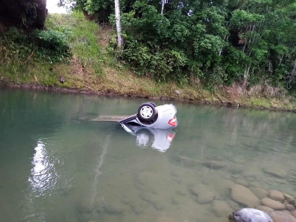 Bebé de un año y dos meses fallece luego de que carro en el que viajaba junto a su papá cae al río Amapola en Guatuso. Foto Edgar Chinchilla.