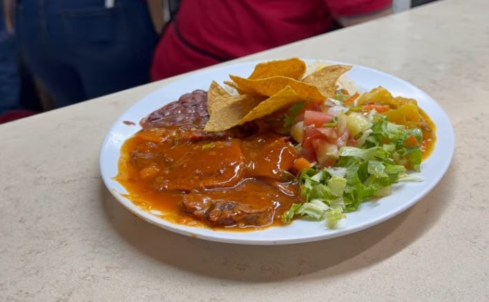 Nos fuimos al Mercado Borbón y encontramos en la soda La Bendición el casado a mil colones, también encontramos en el Mercado Central de San José, el casado más caro.