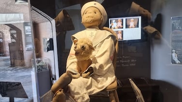 Tico visitó al muñeco más embrujado del mundo: “Hay que saludarlo y despedirse de él, sino...”